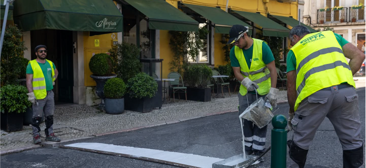 Freguesia reforça segurança rodoviária com pintura de passadeiras